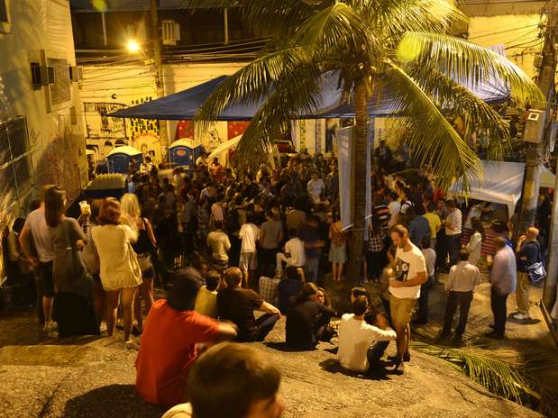 A Pedra do Sal, no Largo de São Francisco da Prainha, oferece animada roda de samba Foto: Ascom/Riotur / Divulgação