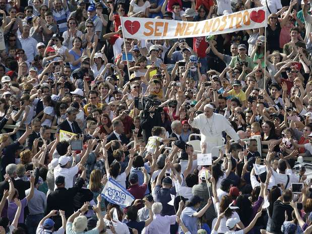 Cerca de 200 mil membros de movimentos religiosos se reuniram para ouvir o Papa Francisco neste domingo para um encontro de Pentecostes organizado pelo ministério para a Nova Evangelização Foto: Alessandra Tarantino / AP