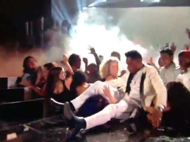 O cantor Miguel tentou saltar de um palco para outro, mas acabou caindo em cima de uma fã Foto: Reprodução