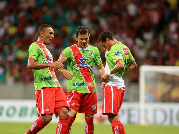 Jogadores comemoram gol que esfriou ânimo do Vitória e no final deu a classificação para o Salgueiro Foto: Edson Ruiz / Gazeta Press