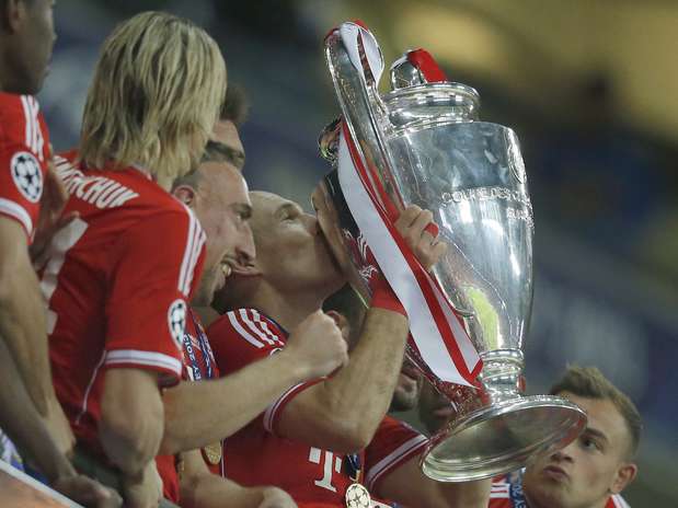 Robben beija a taça depois de decidir a partida para o Bayern de Munique Foto: Reuters