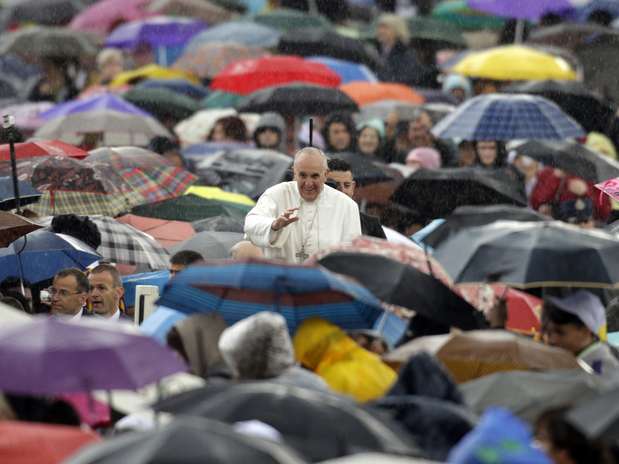 Apesar da chuva, cerca de 100 mil pessoas estiveram na Praça São Pedro Foto: AP