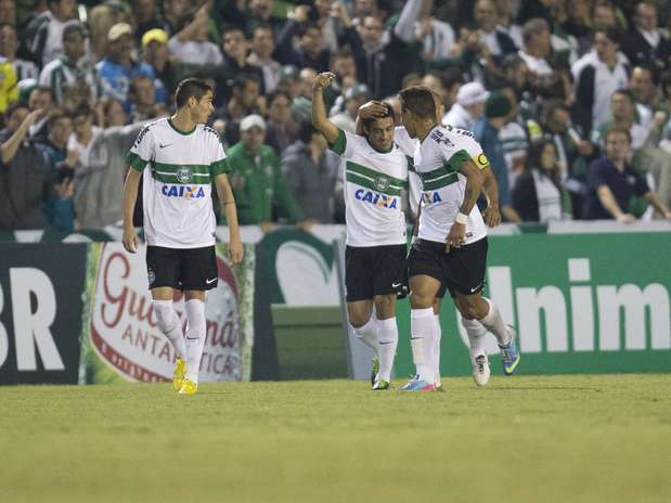 Alex deu assistência para o gol de Robinho e definiu a partida no final Foto: Felipe Gabriel / Agência Lance