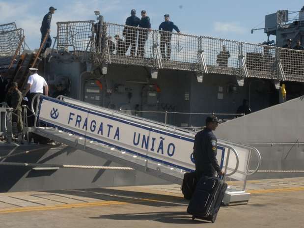 A embarcação saiu da Base Naval do Rio de Janeiro às 11h desta segunda-feira e deve chegar a Beirute, capital do Líbano, no dia 11 de julho Foto: Tomaz da Silva / Agência Brasil