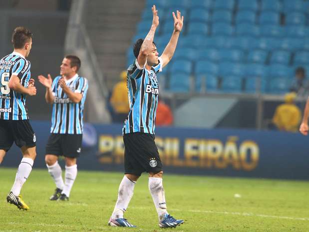 [Imagen: klebercelebralucasuebelgremio.jpg]