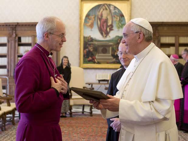 O papa Francisco troca presentes com o Arcebispo de Canterbury, Justin Welby, no Vaticano Foto: AP