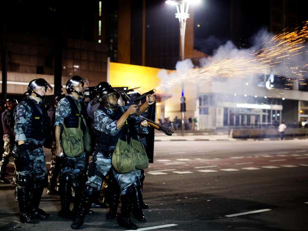 PM atira contra manifestantes durante protesto na capital paulista Foto: Bruno Santos / Terra