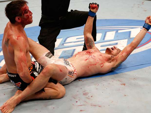 Estreante no UFC, Krause festejou vitória por finalização contra o ensanguentado Stout Foto: Getty Images