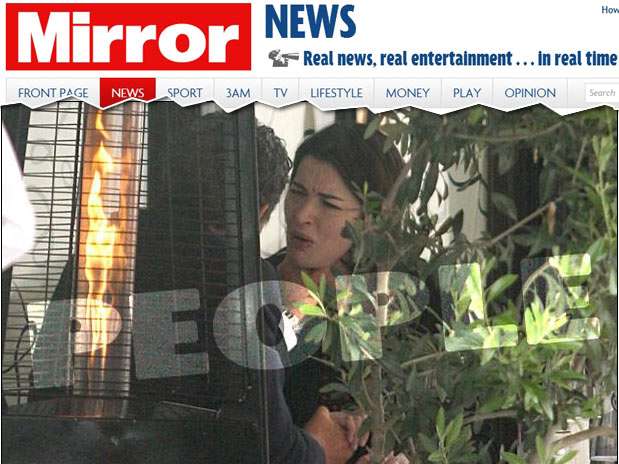 Na sequência de imagens, é possível ver Charles Saatch segurando e apertando o pescoço de Nigella, com quem está casado há 10 anos Foto: Daily Mirror/ / Reprodução
