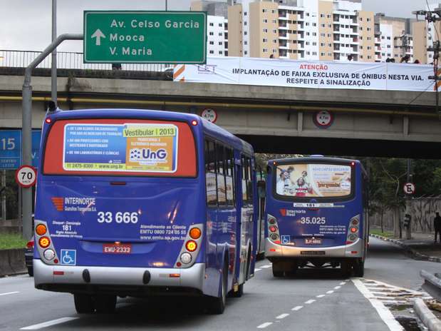 Ônibus circulam pela faixa exclusiva na manhã desta segunda-feira Foto: Marcos Bezerra / Futura Press