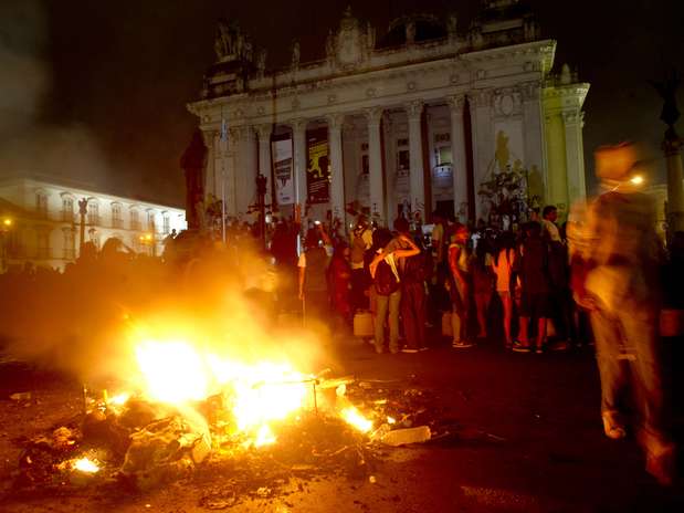 O grupo tentou invadir a Assembleia Legislativa do Rio de Janeiro (Alerj), mas a Tropa de Choque chegou lançando bombas de gás lacrimogêneo Foto: Mauro Pimentel / Terra