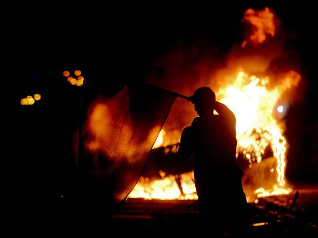 Grupo ateia fogo em carro na Assembleia do Rio; veja fotos dos protestos pelo País