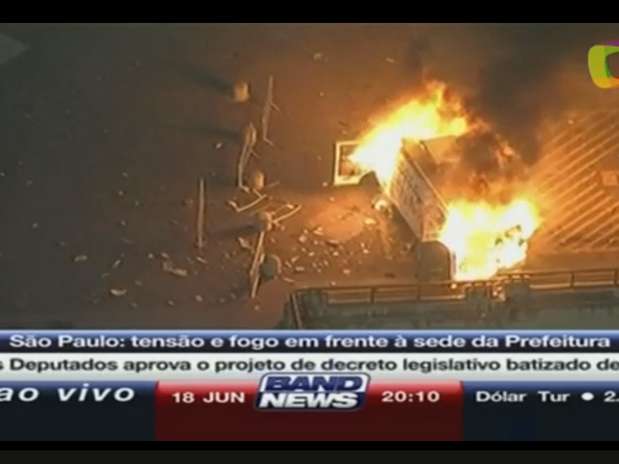 Grupo que depredava prefeitura põe fogo em veículo da TV Record