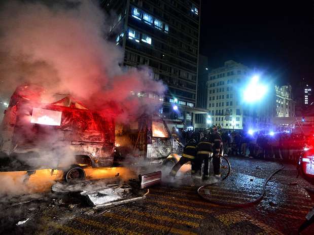 Bombeiros controlam incêndio em van da Record; veja mais de 400 fotos dos protestos