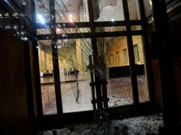 Vidro da porta da prefeitura de São Paulo foi depredado; veja fotos