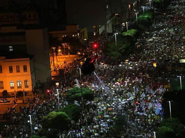 Milhares de pessoas marcham pelas ruas do Rio de Janeiro em mais um protesto pedindo mudanças no País Foto: EFE