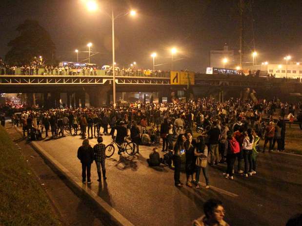 Segundo a PM, por volta das 22h30, os manifestantes seguiam com o protesto e ocupavam as duas pistas da Anchieta no quilômetro 18 Foto: Rocha Lobo / Futura Press