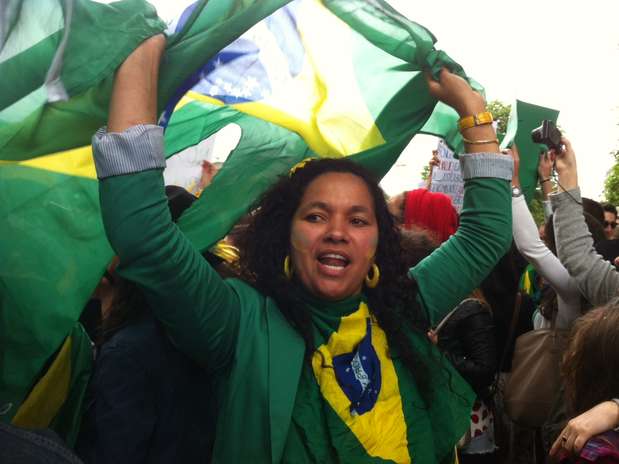 Mulher segura a bandeira do Brasil em protesto realizado em Paris em apoio às manifestações no País Foto: Mario Camera / Especial para Terra