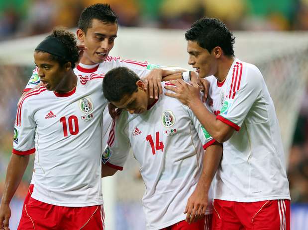 Atacante mexicano é cumprimentado por colegas após marcar um de seus gols sobre o Japão Foto: Getty Images