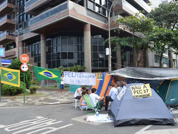 Manifestantes estão acampados na frente da casa do governador desde a sexta-feira à noite Foto: Ivaldo Anastácio / Futura Press