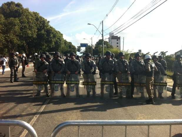 Policiais tentaram impedir passagem de manifestantes Foto: Fábio de Mello Castanho / Terra