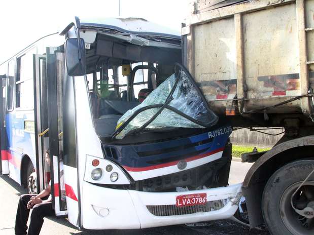 Acidente envolvendo ônibus e caminhão deixou cerca de 15 feridos na rodovia Rio-Magé, sentido capital carioca Foto: Jadson Marques / Futura Press