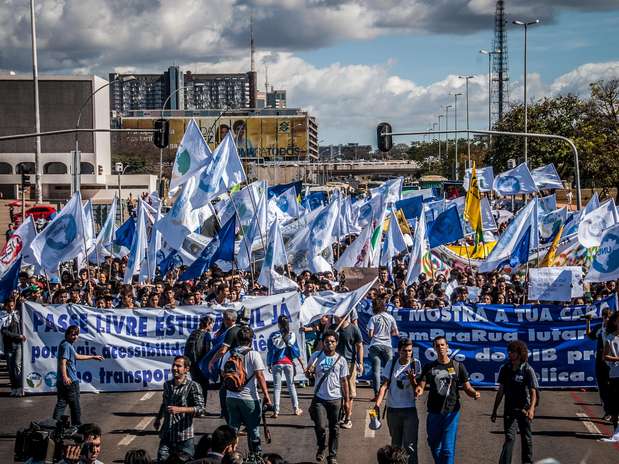 Estudantes ligados à UNE fazem marcha em Brasília por mais investimento em educação Foto: Luciano Freire / Futura Press