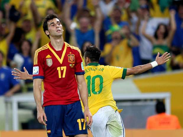 Arbeloa lamenta o golaço de Neymar, segundo do Brasil na final da Copa das Confederações Foto: Ricardo Matsukawa / Terra