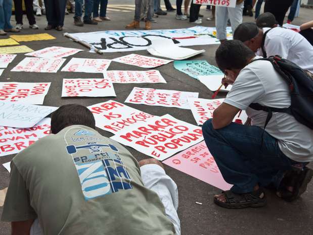 Manifestantes preparam cartazes para serem usados em protestos no Rio, neste domingo Foto: Reynaldo Vasconcelos / Futura Press