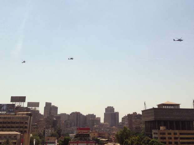 Helicópteros sobrevoam o Cairo antes do início dos protestos por ocasião do primeiro aniversário da eleição do contestado Mohamed Murs Foto: AP Helicópteros sobrevoam o Cairo antes do início dos protestos por ocasião do primeiro aniversário da eleição do contestado Mohamed Murs Foto: AP