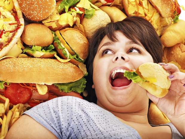 Segundo estudo, quando alguém está feliz não se preocupa com a quantidade de calorias ingerida Foto: Getty Images