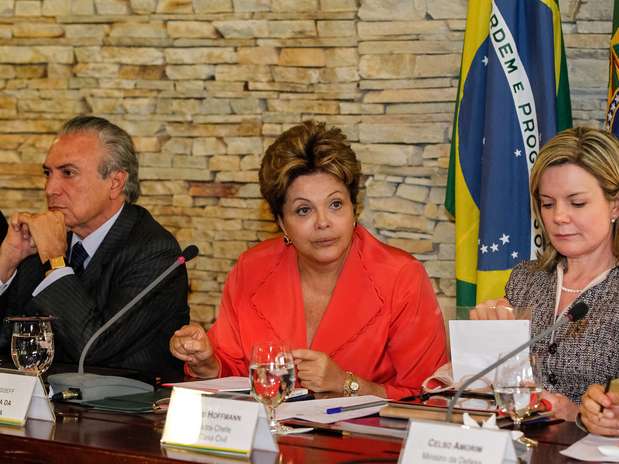 A presidente Dilma Rousseff ao lado do vice, Michel Temer, e da ministra-chefe da Casa Civil, Gleisi Hoffmann, durante reunião ministerial Foto: Roberto Stuckert Filho / PR / Divulgação
