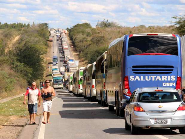 Protesto chegou a causar congestionamento de cerca de 30 quilômetros na BR-116, próximo a Cândido Sales, na Bahia Foto: Mário Bittencourt / Especial para Terra