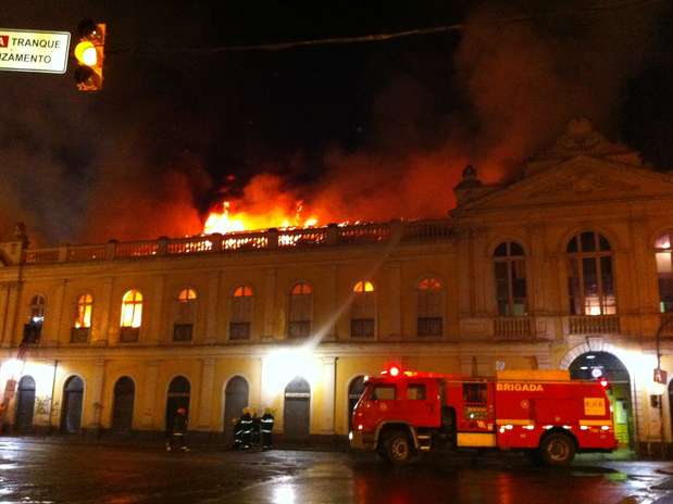 Incêndio de grandes proporções atinge prédio histórico do Mercado Público de Porto Alegre (RS) Foto: Maurício Tonetto / Terra