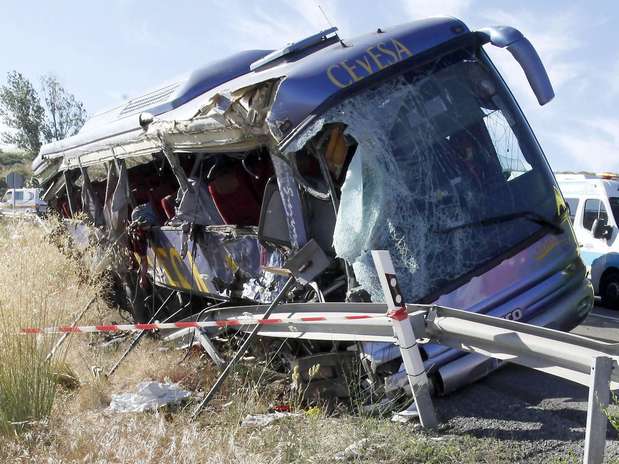 Ônibus ficou destruído após o acidente na altura da localidade de Tornadizos Foto: EFE