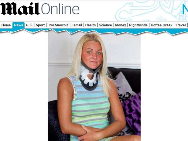 Jodie Madin com o pescoço imobilizado após deixar o hospital Foto: Daily Mail / Reprodução