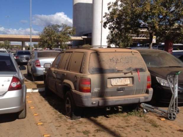 Veículo coberto de poeira está há cinco anos abandonado no estacionamento do aeroporto de Confins, em Minas Gerais Foto: Arney Ramos de Oliveira / vc repórter