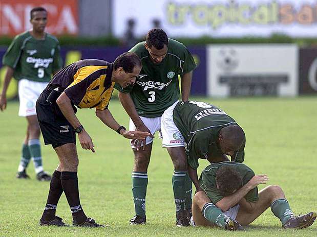 Em 2002, o Palmeiras enfrentou o primeiro rebaixamento de sua história Foto: AP Em 2002, o Palmeiras enfrentou o primeiro rebaixamento de sua história Foto: AP