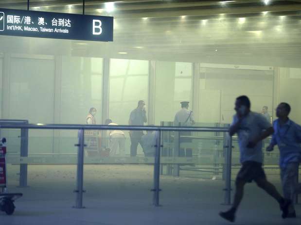Pessoas correm pelo aeroporto após a explosão Foto: AP