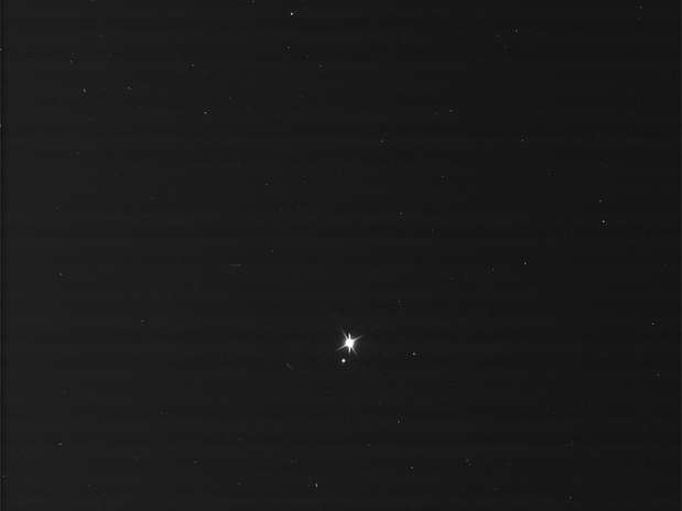 Imagem feita pela sonda Cassini, e ainda não processada pela Nasa, mostra o Sol e a Terra Foto: NASA/JPL/Space Science Institute / Divulgação