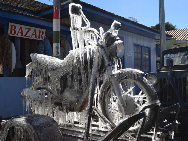 Com truque, motocicleta amanheceu congelada pelo frio em São Joaquim (SC) nesta quarta-feira Foto: Dionata Costa/São Joaquim Online / Divulgação