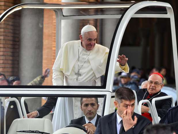 O papa Francisco acena para fiéis do papamóvel, que foi acompanhado por seguranças em Aparecida Foto: Fernando Borges / Terra