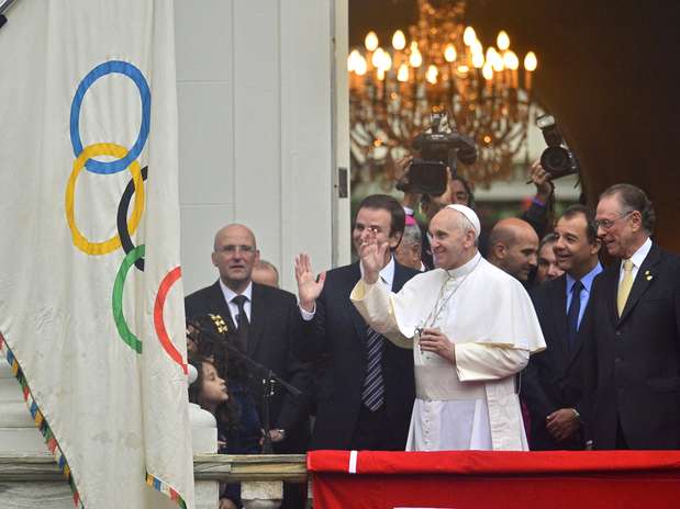 Para Francisco abençoou nesta quinta-feira a bandeira das Olimpíadas 2016 que ocorre no Rio de Janeiro Foto: Christophe Simon / AFP