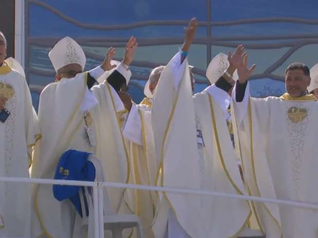 Bispos participam da dança ensaiada para o flash mob antes da Missa de Envio rezada pelo Papa Foto: Terra TV / Reprodução