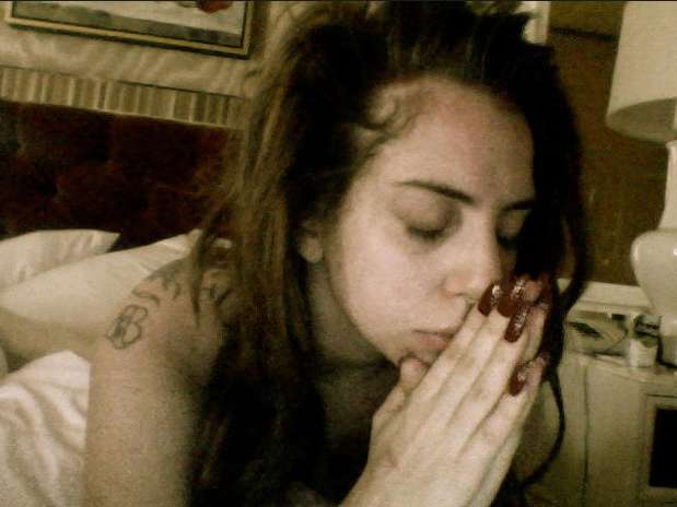 Diva pop divulgou imagem em que aparece rezando pelas vítimas da tragédia em Santa Maria Foto: Twitter / Reprodução