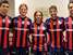 Jogadores posam com camisa em homenagem ao papa. Foto: AFP