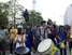 11 de junho - Policiais fazem um cordão humano para evitar que manifestantes interditem completamente a via