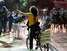 13 de junho - Mulher colou cartaz em sua bicicleta contra o aumento da tarifa do transporte público na capital: \