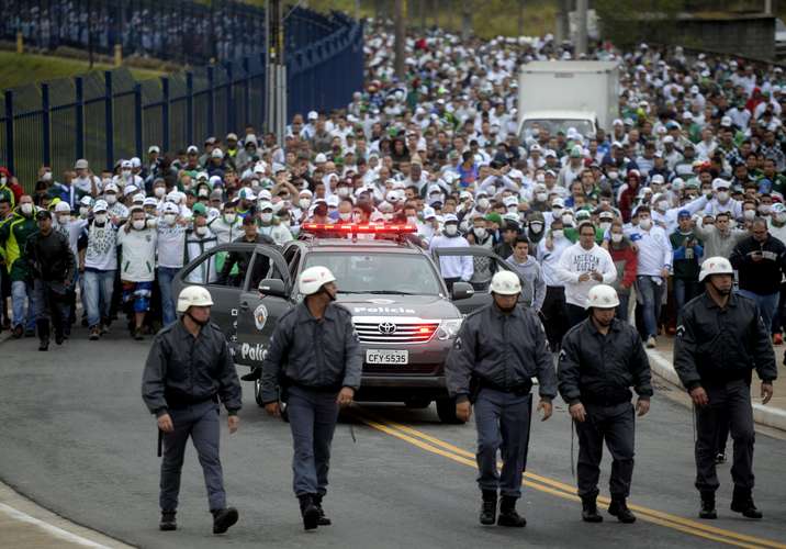Fotos: De máscara, torcida do Palmeiras chega à Arena Corinthians