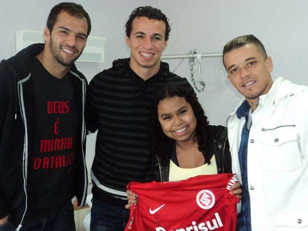 No hospital, Ritchiele recebeu a visita dos jogadores do Inter Muriel, Leandro Damião e D'Alessandro Foto: Hospital Mãe de Deus / Divulgação
